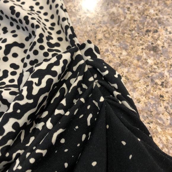 Max Studio Small Stretchy Black and Cream Blouse - Picture 6 of 17